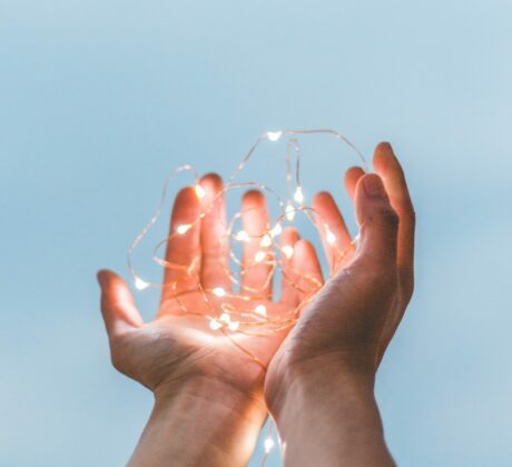 de la lumière au coeur de deux mains tendues